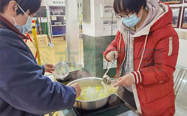 走進木森電氣培訓學員元宵節一起過